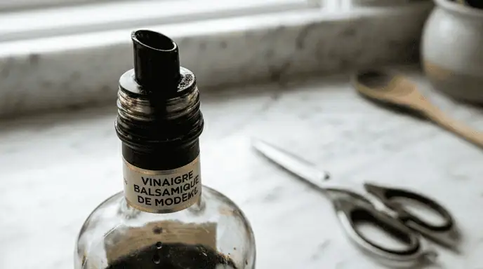 couper embout doseur bouteille vinaigre ciseaux goutte à goutte