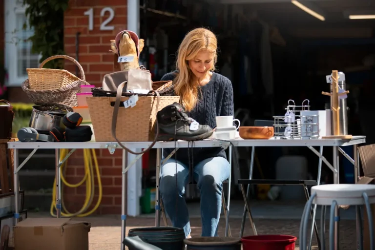 femme vendant des affaires dans un vide grenier trouvé sur brocabrac
