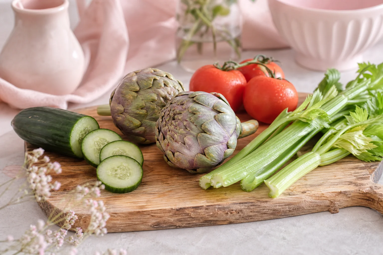légumes riches en effet diurétique posés sur une planche en bois