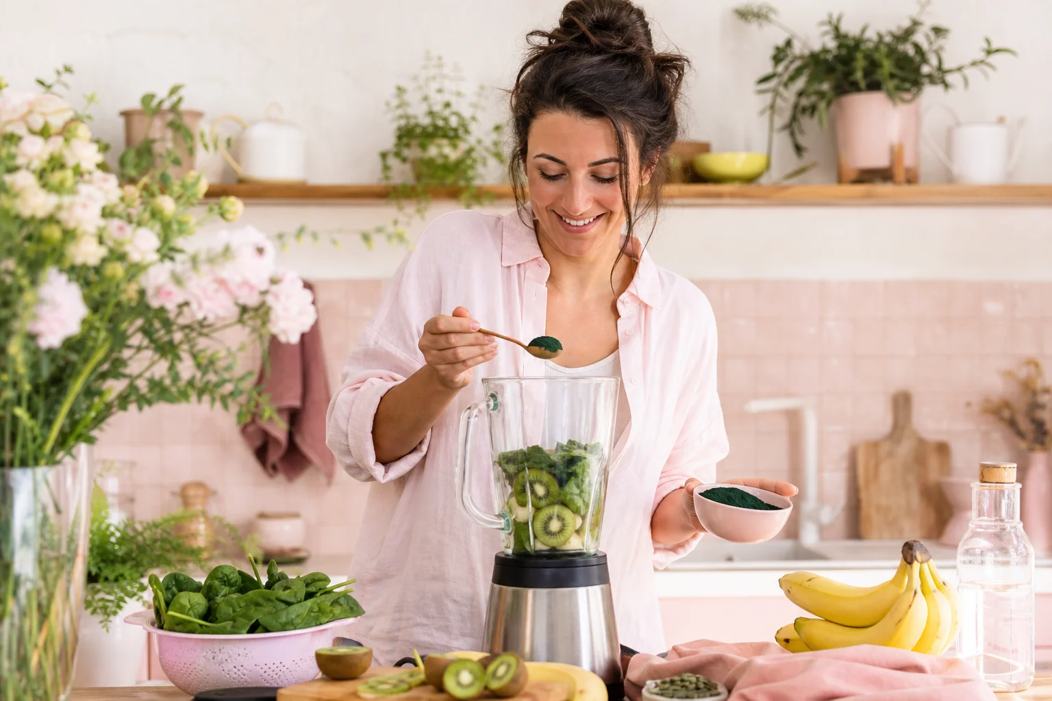 Préparation d'un smoothie associant spiruline et fer avec vitamine C